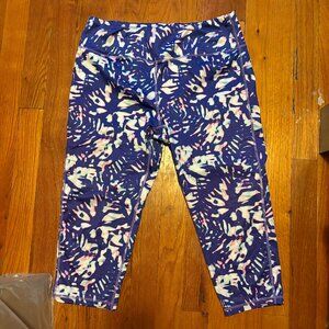 CAPRIS LEGGINGS SIZE LARGE